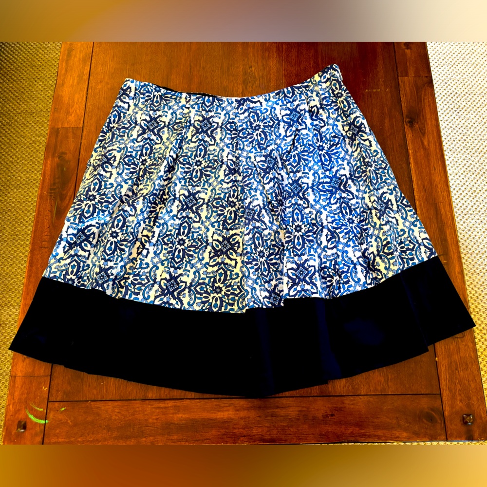 Milly NWT woman’s Capri blue and white skirt size large